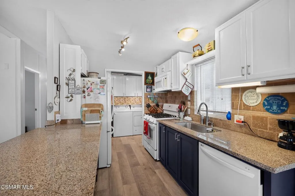 40_2400_Cienaga_St-Kitchen-1420