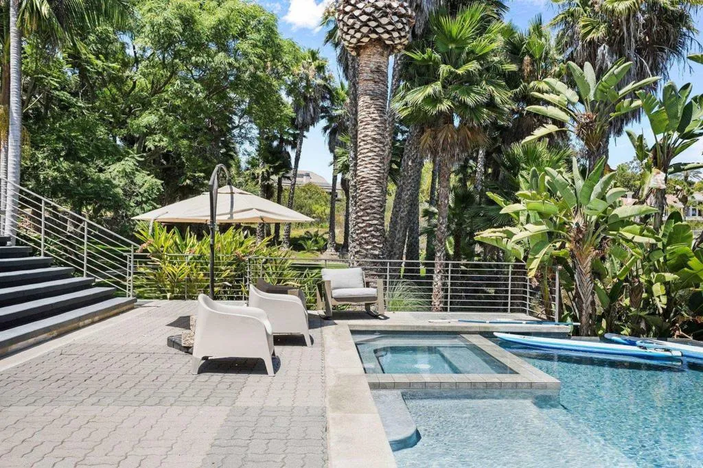 Swimming Pool/ Hot Tub