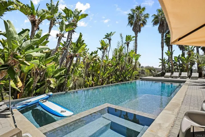 Swimming Pool/ Hot Tub