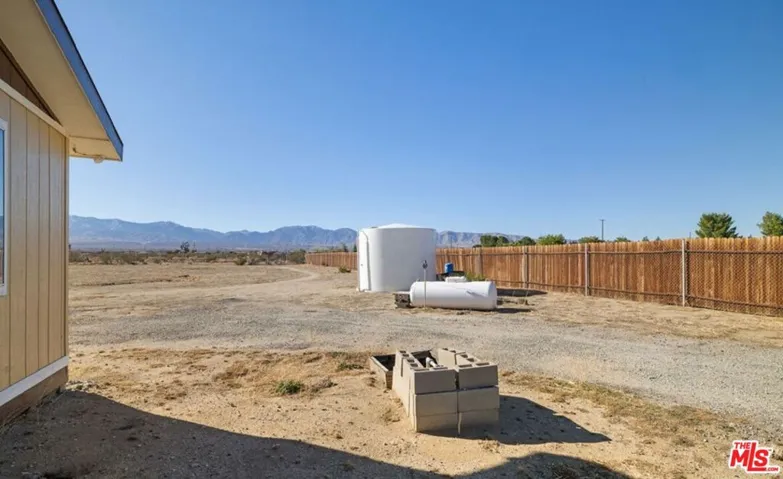 16670 E Avenue T4, Llano, California 93544