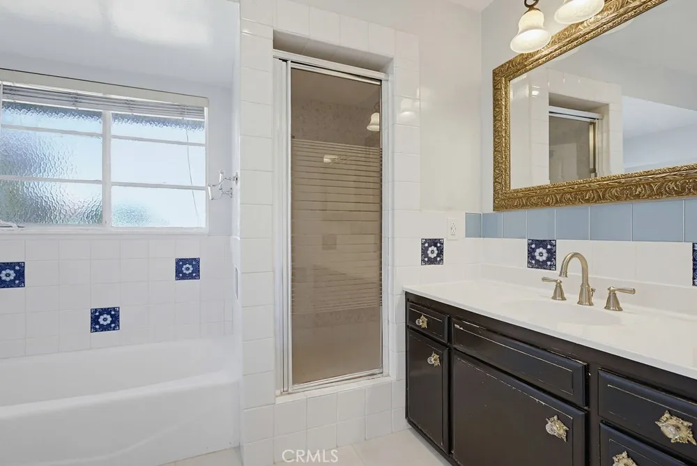 Guest bathroom shower and bath tub