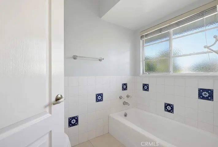 Guest bathroom tub