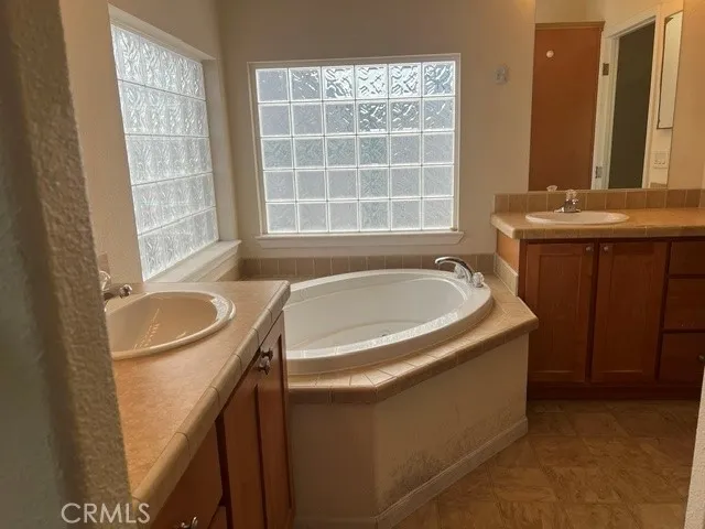 Primary Bath en-suite with Dual Vanities, Separate Double Walk in Shower, Soaking Tub