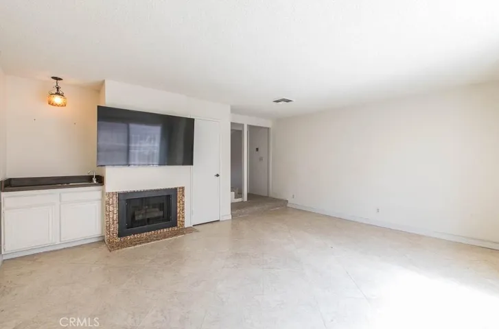 18631 Collins Street 30, Tarzana, California 91356