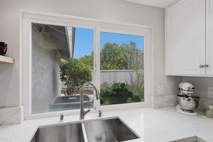 745 Black Hawk Circle, Vista, California 92081