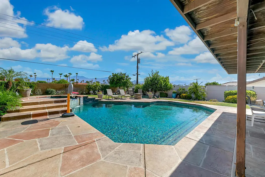 20 POOL MLS
