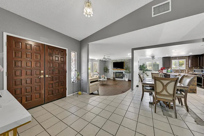 04 FOYER MLS