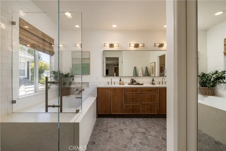 2001 Haven, Newport Beach, California 92663