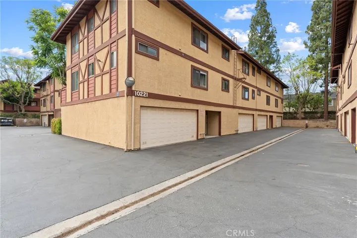 10221 Oklahoma, Chatsworth, California 91311
