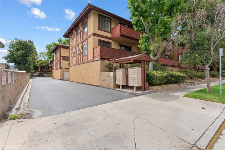 10221 Oklahoma, Chatsworth, California 91311