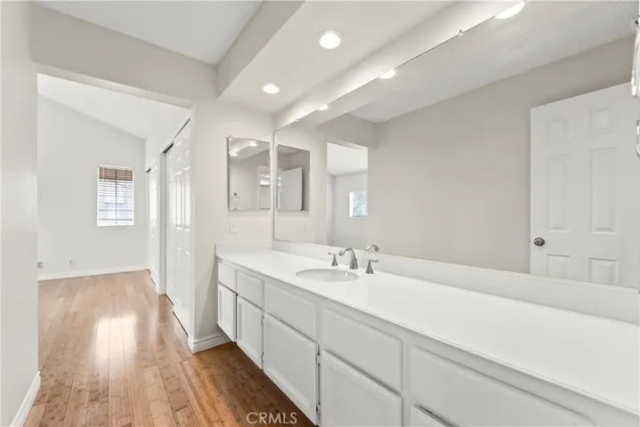 Counter sink by master room