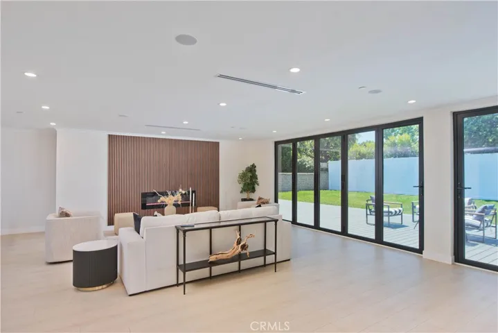 16158 Magnolia, Encino, California 91436