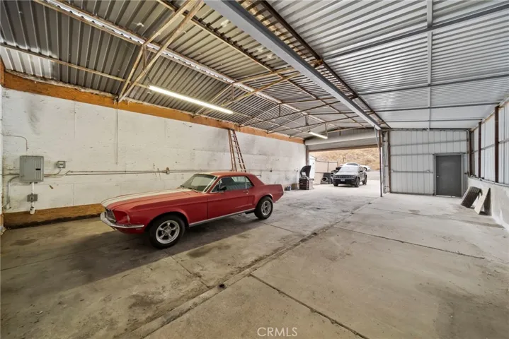 1500 sgft warehouse with high ceilings. Large garage.