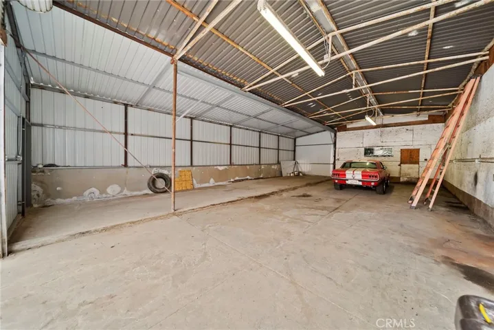1500 sgft warehouse with high ceilings.