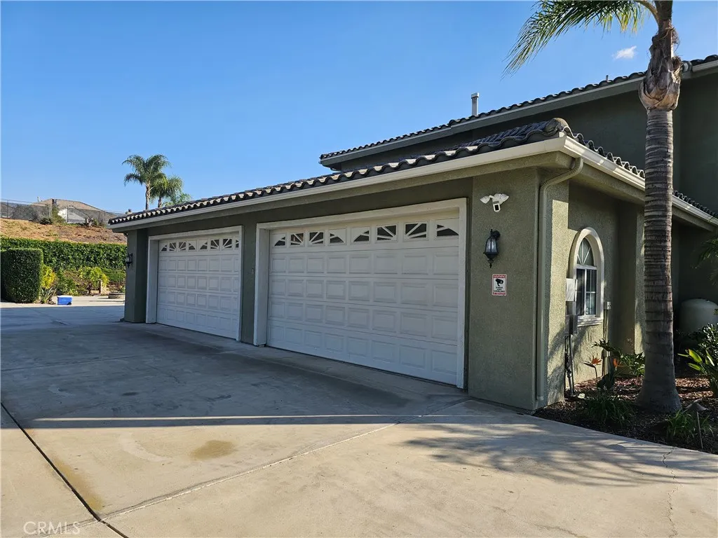 4 Car Attched Garage