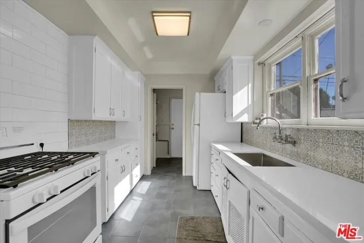 3800 Roxton Avenue, Los Angeles, California 90008