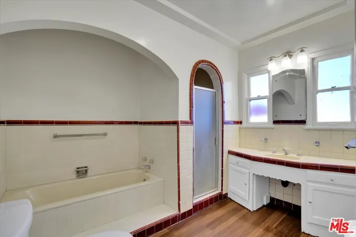 3800 Roxton Avenue, Los Angeles, California 90008