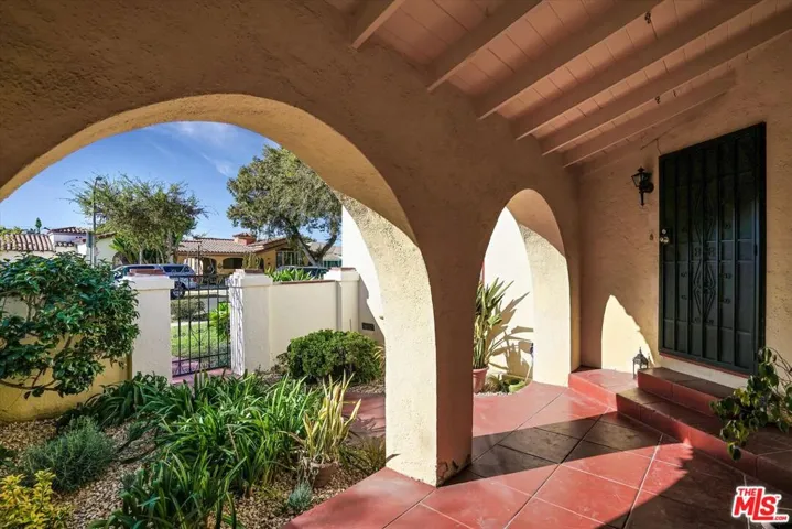 3800 Roxton Avenue, Los Angeles, California 90008
