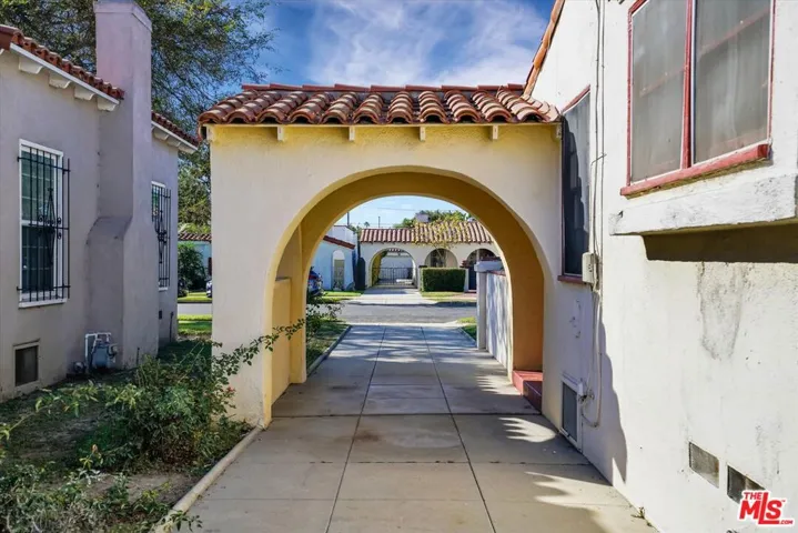 3800 Roxton Avenue, Los Angeles, California 90008