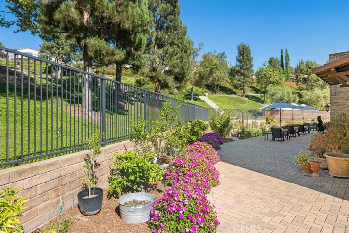 Additional features include dual-zone air conditioning, Low-E dual-pane windows,