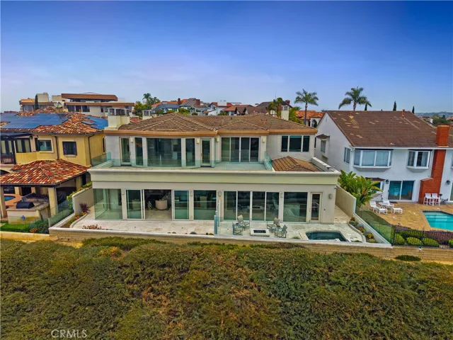 Floor-to-Ceiling Windows to Maximize the Ocean View