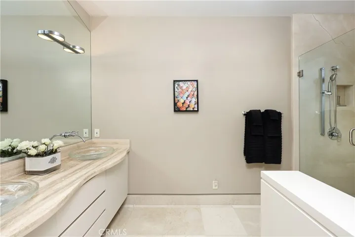 Upstairs Suite 2 Bath