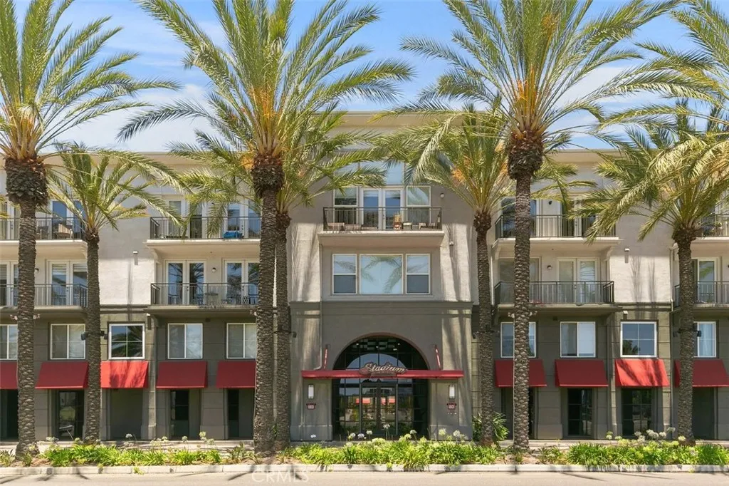 Close to Anaheim Stadium, Honda Center, The train station and more!!!