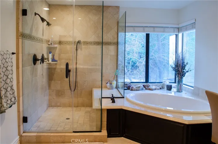 Primary bed / ensuite bathroom
