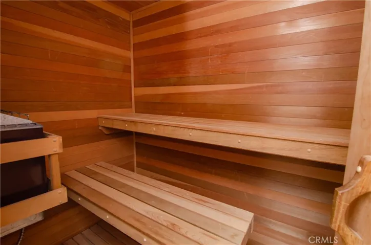Primary bed / bathroom sauna