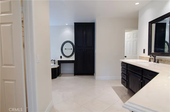 Primary bed / ensuite bathroom