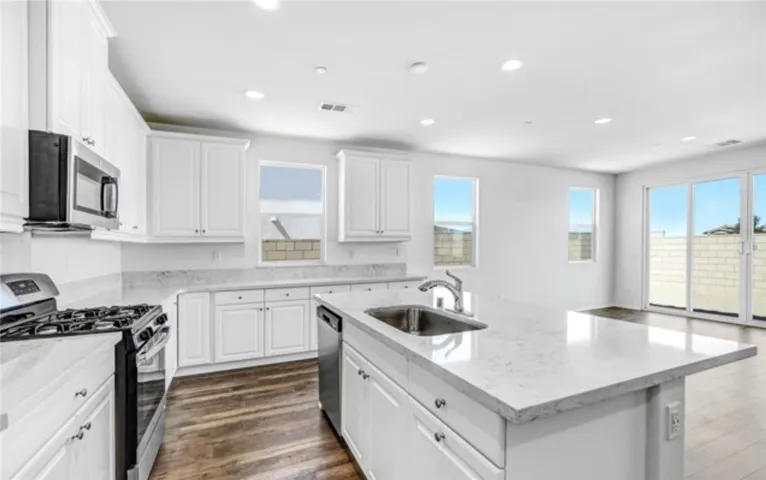 12438 Pinos Verde Ln, Victorville, California 92392