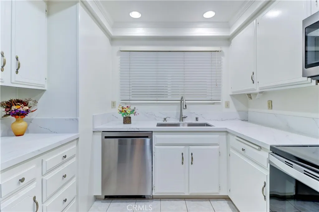 KITCHEN: TRAY CEILING RECESSED LIGHTING