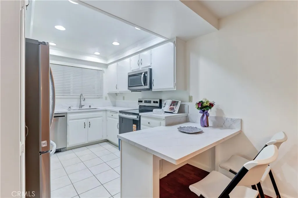 KITCHEN QUARTZ COUNTERTOPS