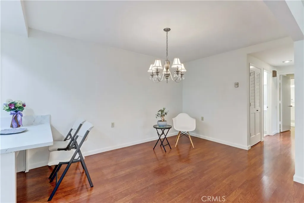 COUNTER BETWEEN KITCHEN & DINING AREAS