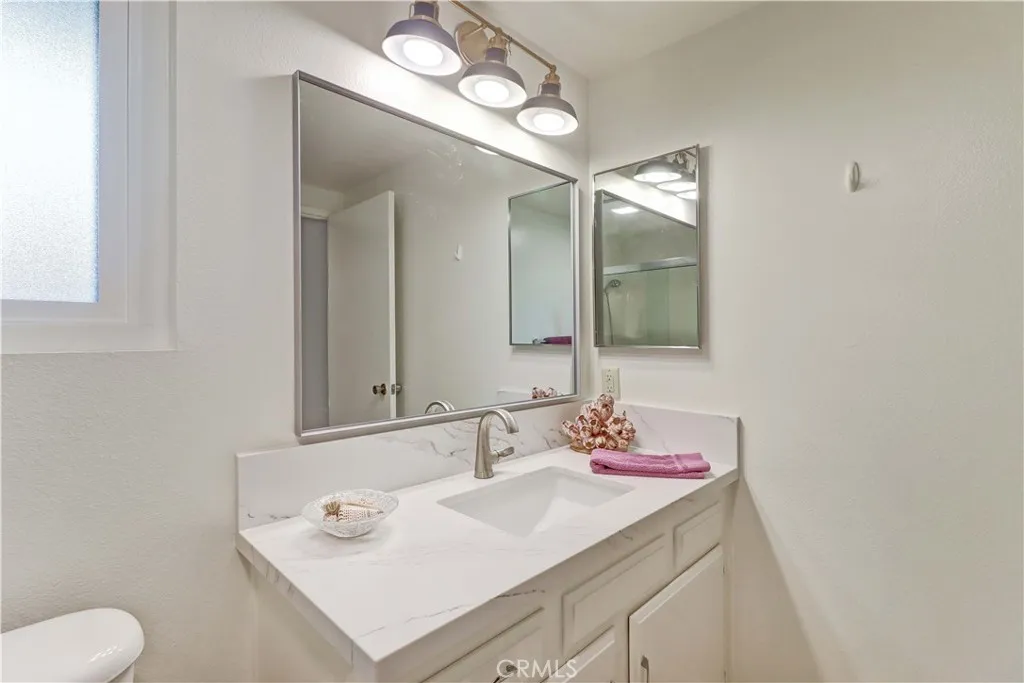 PRIMARY BATHROOM w WINDOW