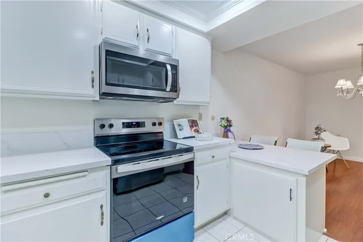 KITCHEN RANGE & MICROWAVE