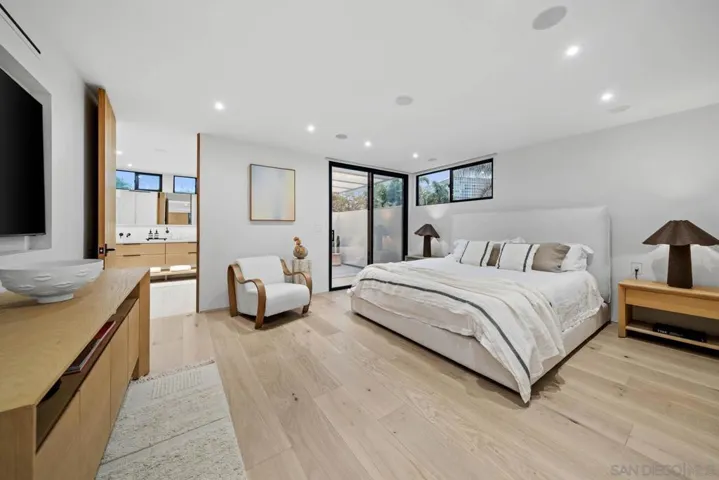 7376 Fay Ave, La Jolla, California 92037
