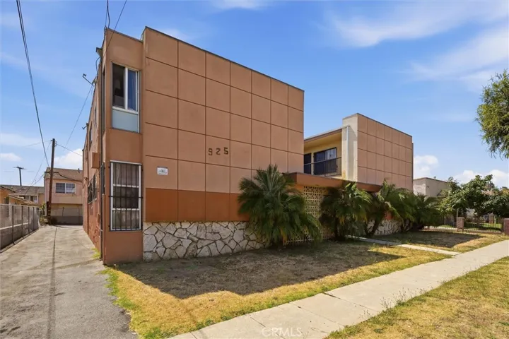 925 Larch, Inglewood, California 90301