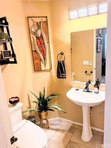 Main floor full bathroom