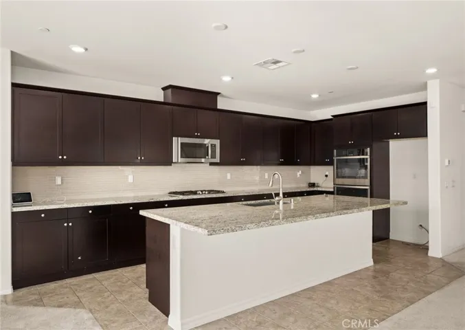 5562 Royal Oaks, Fontana, California 92336