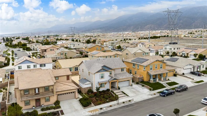 5562 Royal Oaks, Fontana, California 92336
