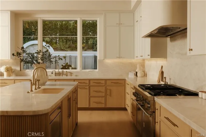 16933 Bosque Drive, Encino, California 91436