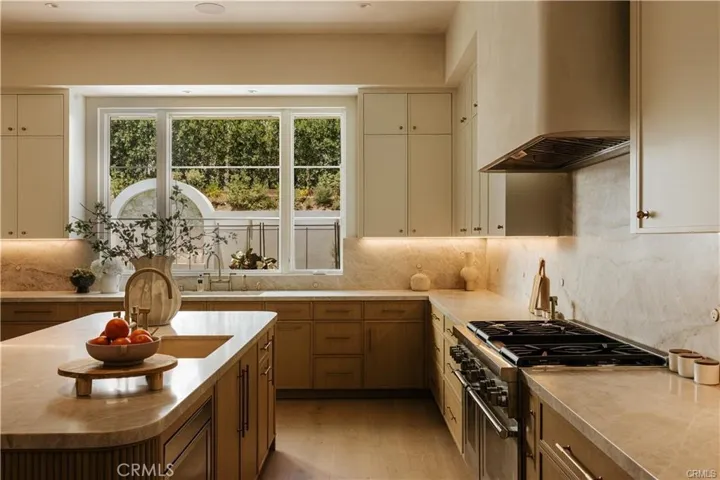 16933 Bosque Drive, Encino, California 91436