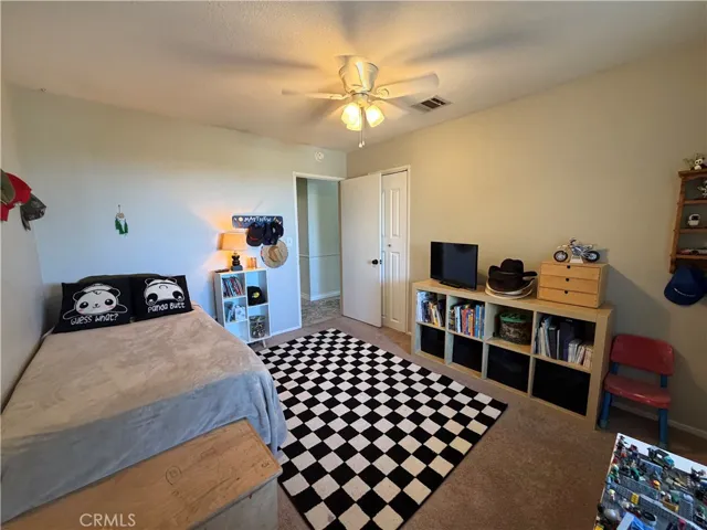32038 Crystalaire, Llano, California 93544