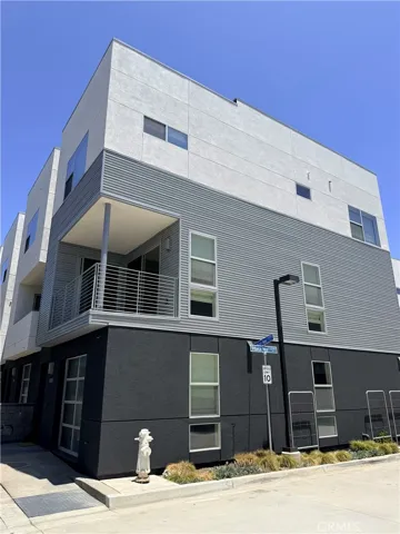 3-story loft with full rooftop deck w/ views