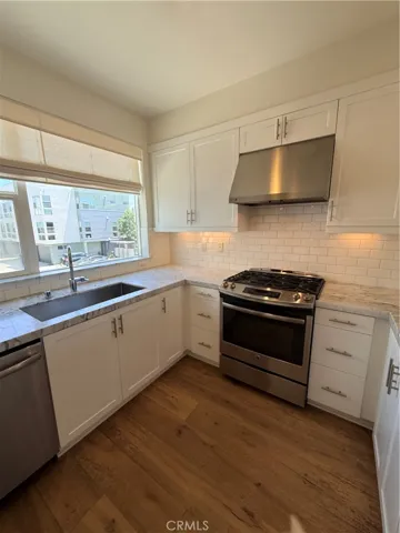 Kitchen with GE appliances, range and 6 burner stove