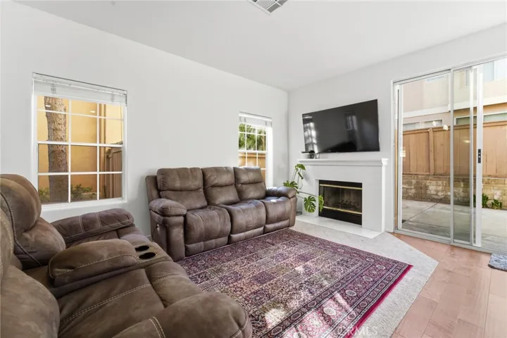 4933 Santo, Oak Park, California 91377