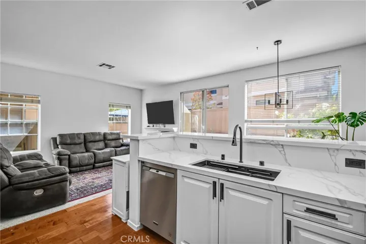 4933 Santo, Oak Park, California 91377