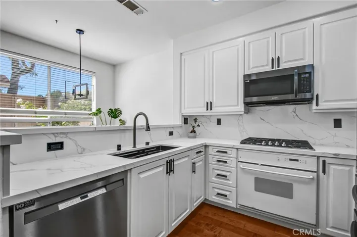 4933 Santo, Oak Park, California 91377