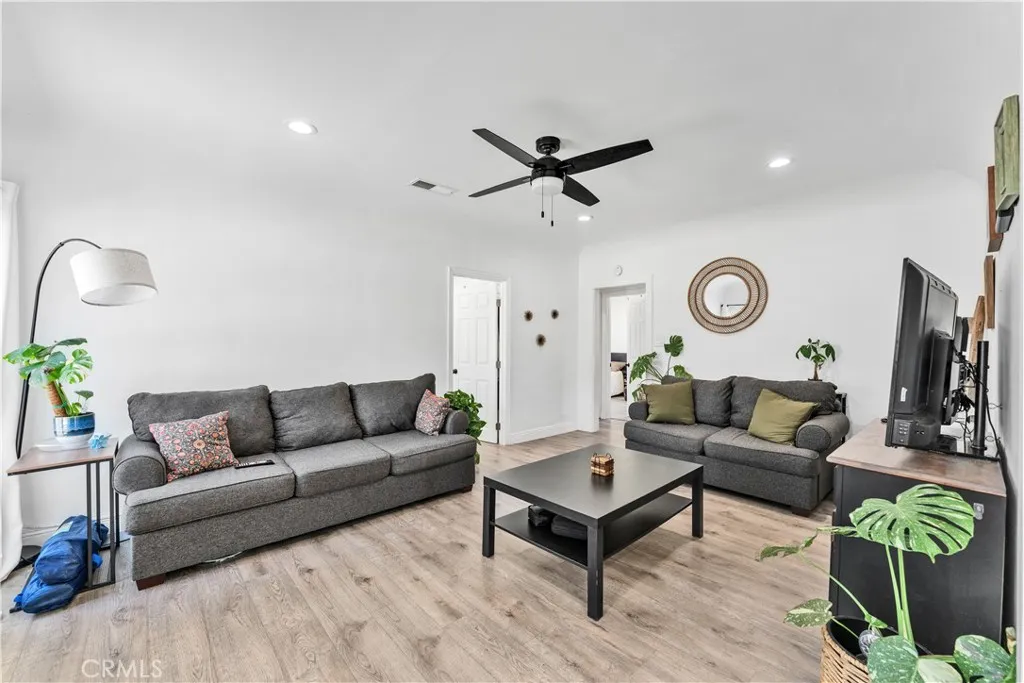 Front unit living room